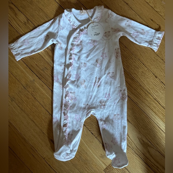 BNWT Baby Club Chic Sleep tight bear footie with ruffle - Picture 2 of 3